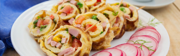 Rotolo di frittata farcito con prosciutto cotto