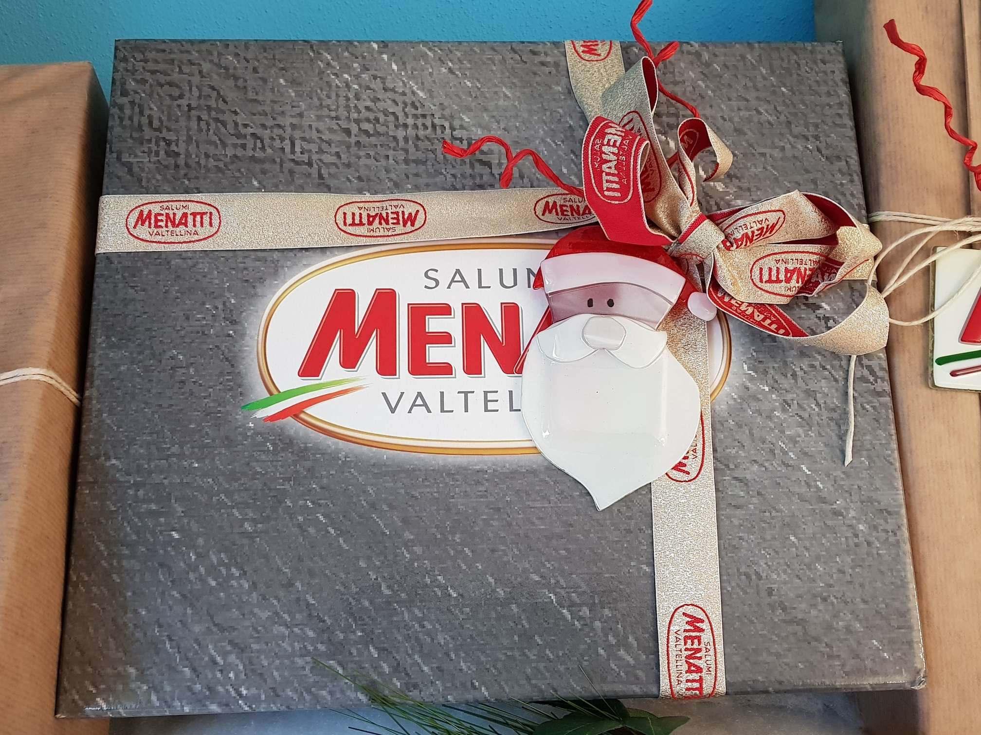 Confezione regalo di Menatti: Bresaola della Valtellina, prosciutti e prodotti tipici per Natale