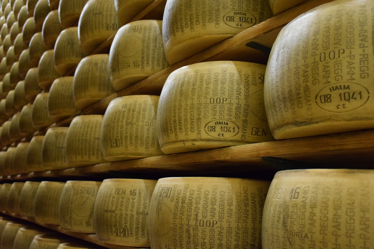 Forme di Parmigiano Reggiano originale: il problema della contraffazione del Made in Italy