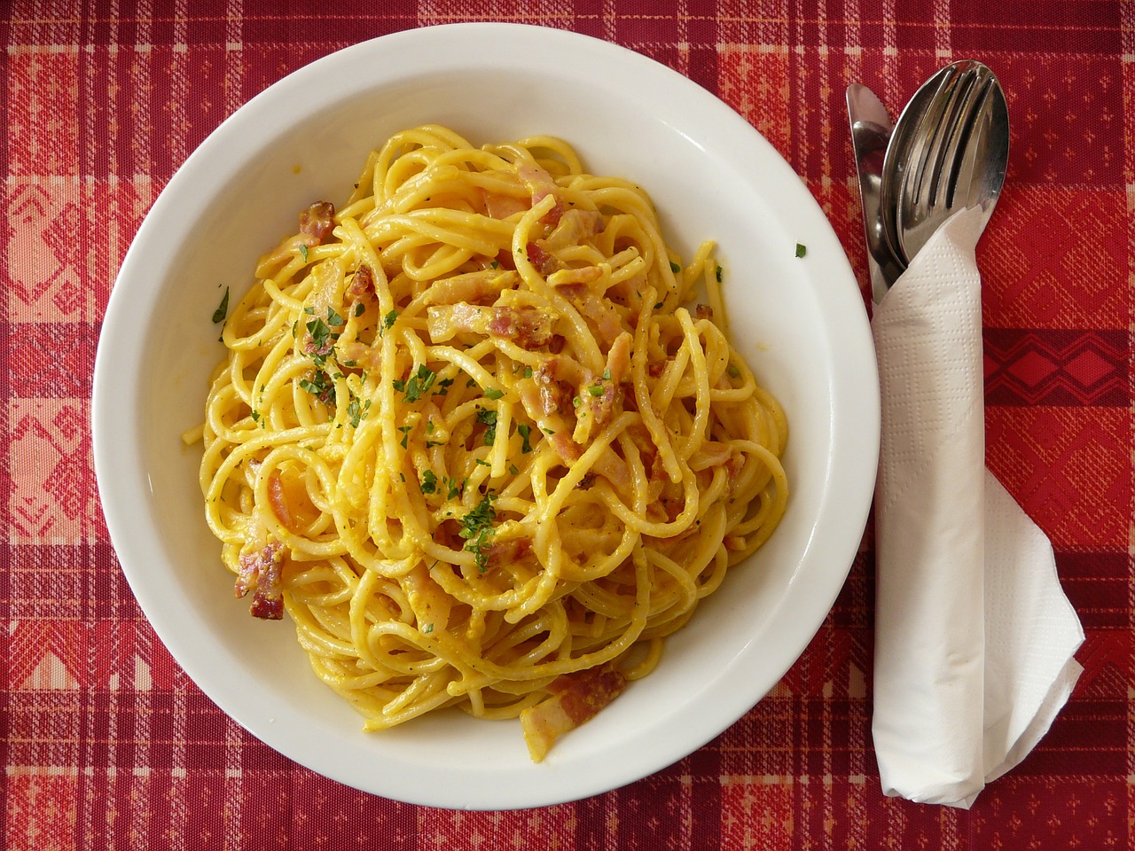 Quali ingredienti mettere nella pasta alla carbonara?