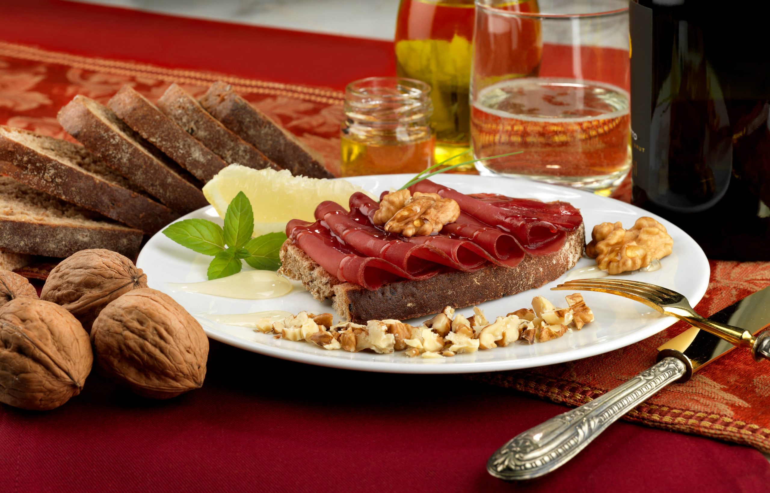 Bresaola della Valtellina: come abbinarla al pane