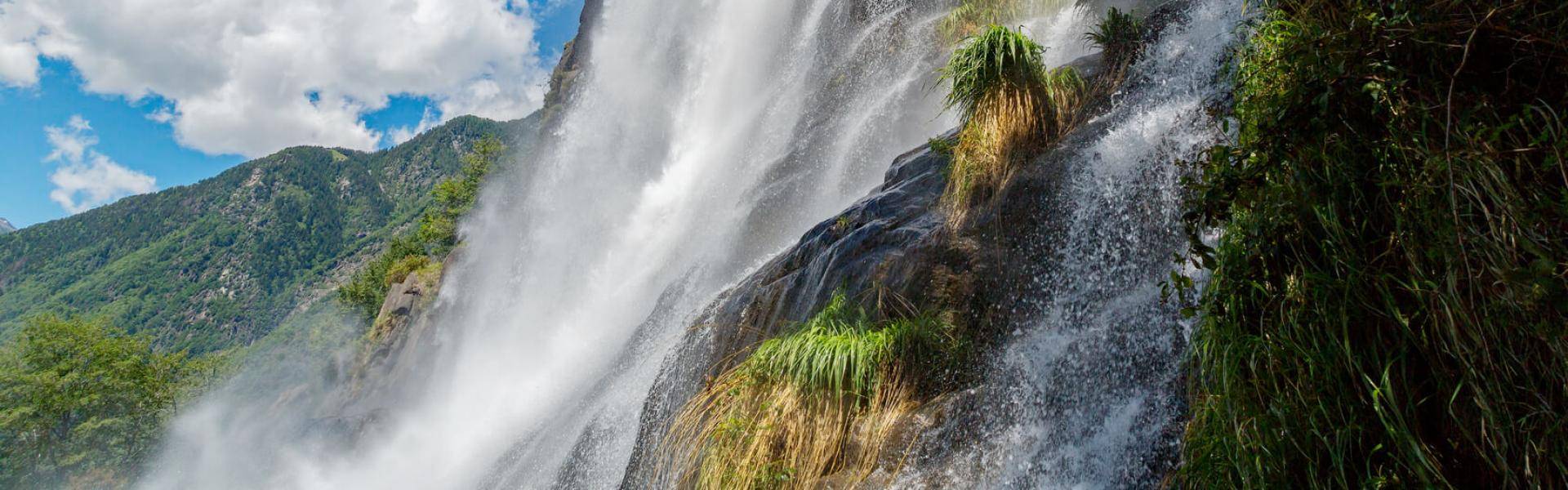 Lo spettacolo naturale e affascinante del salto d'acqua in Val Chiavenna