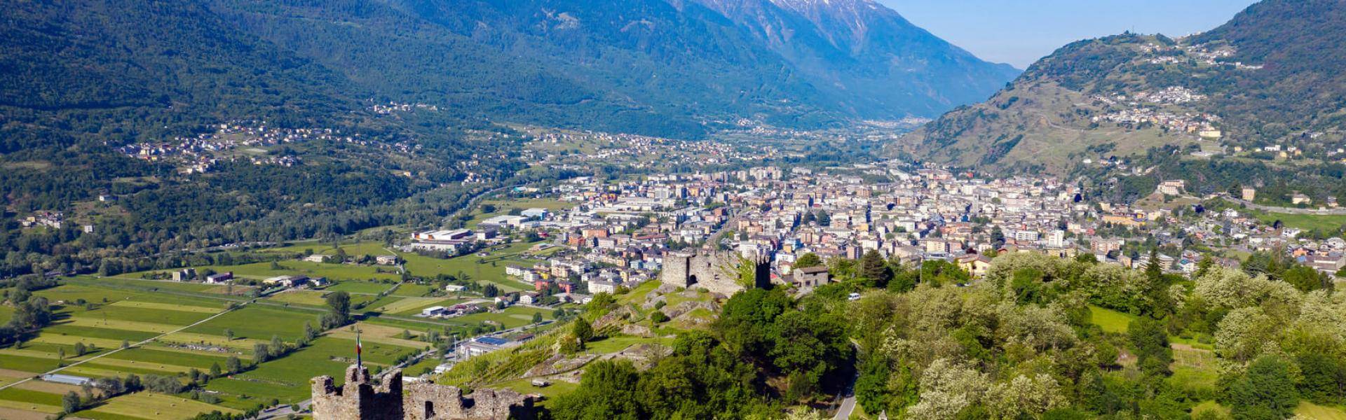 La splendida vista su tutto il fondovalle valtellinese da una posizione strategica: il Castel Grumello