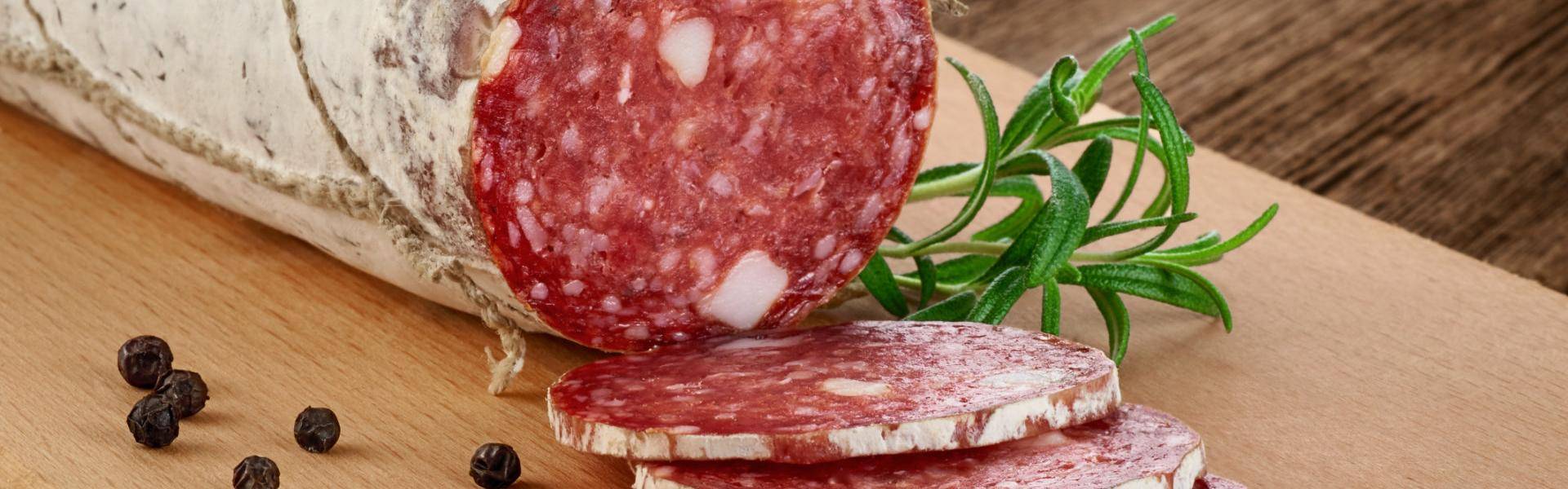 il taglio del salame con il coltello deve avvenire in senso perpendicolare rispetto alla sua lunghezza