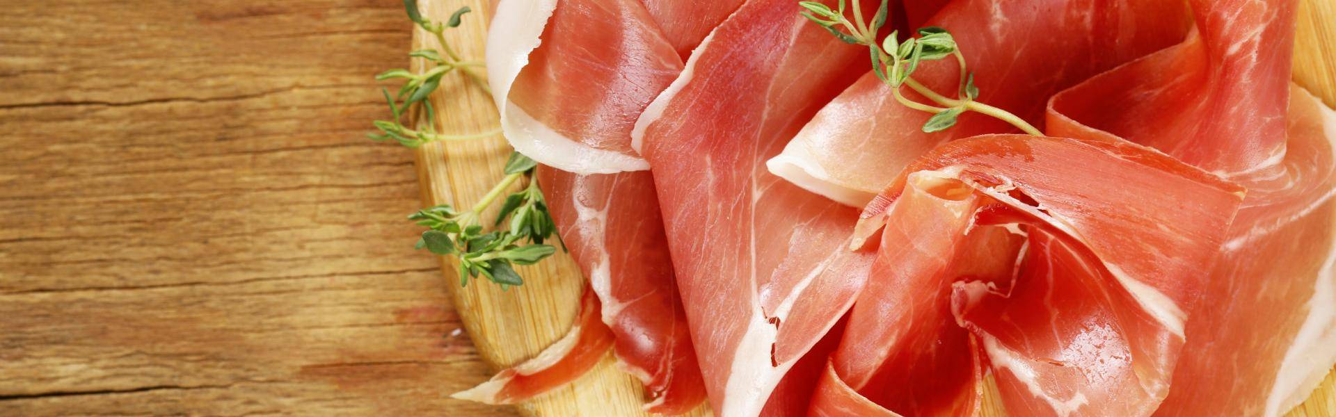 Le principali differenze tra Prosciutto Crudo e Cotto riguardano la fase di lavorazione e il gusto finale