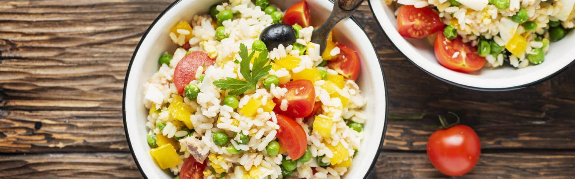 L'insalata di riso fresca condita a piacere è il piatto estivo per eccellenza