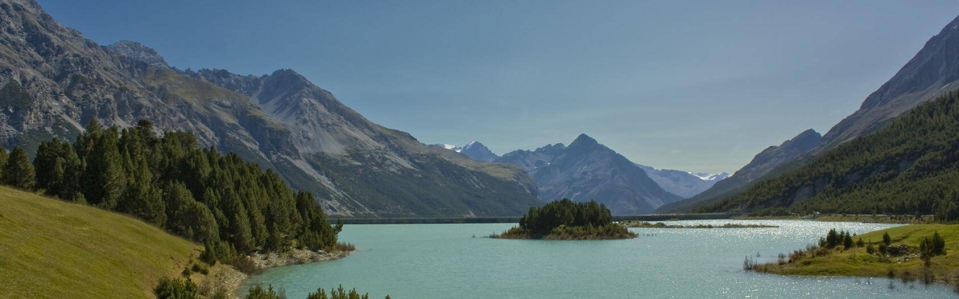 La Valle del Gallo è uno dei pochi luoghi ancora incontaminati e selvaggi dove si sviluppa un lungo sentiero che costeggia il lago di Livigno