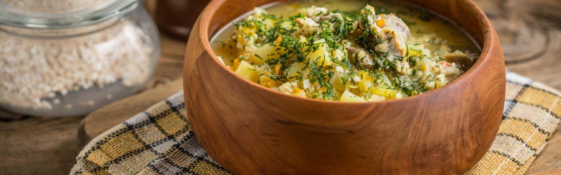 Una buona zuppa d'orzo calda è perfetta per riscaldarsi nelle fredde sere autunnali e invernali.