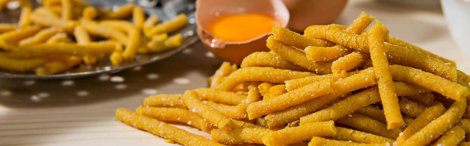 I passatelli asciutti o in brodo sono un primo piatto gustoso e completo tipico dell'Emilia Romagna