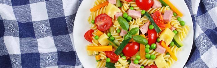 Un piatto di pasta fredda è il pranzo ideale per rigenerarsi nelle calde giornate estive