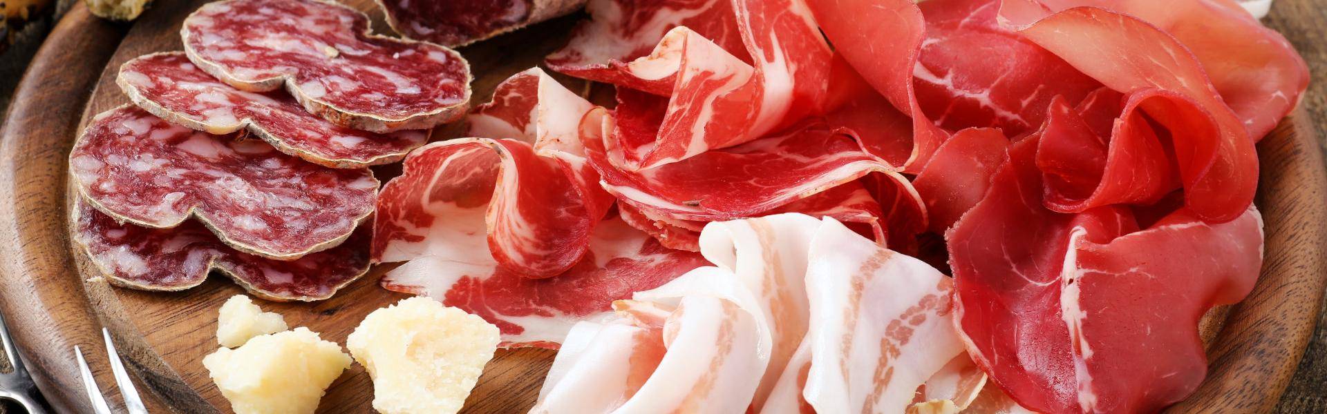 cercare di creare una composizione armonica di salumi da presentare sulla tavola è fondamentale per esaltarne il gusto