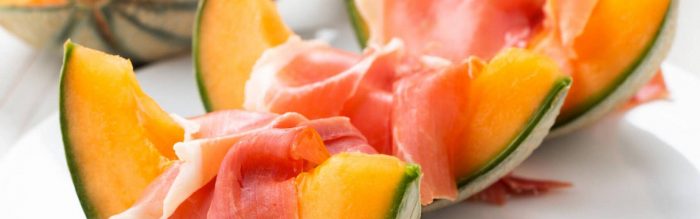 Prosciutto e melone è un piatto fresco scelto da tantissimi durante la stagione estiva