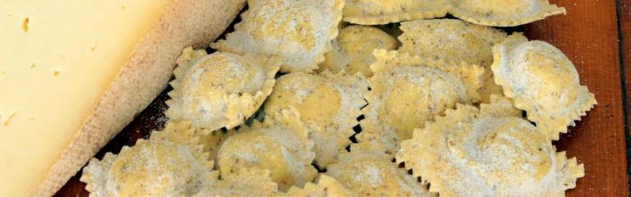 I ravioli di grano saraceno ripieni di Bresaola e Bitto sono un primo piatto valtellinese consigliato per chi ama i sapori intensi di montagna