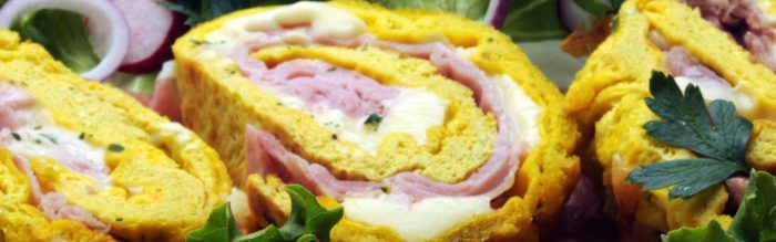 Rotolo di frittata e prosciutto cotto per un pranzo veloce all'aria aperta