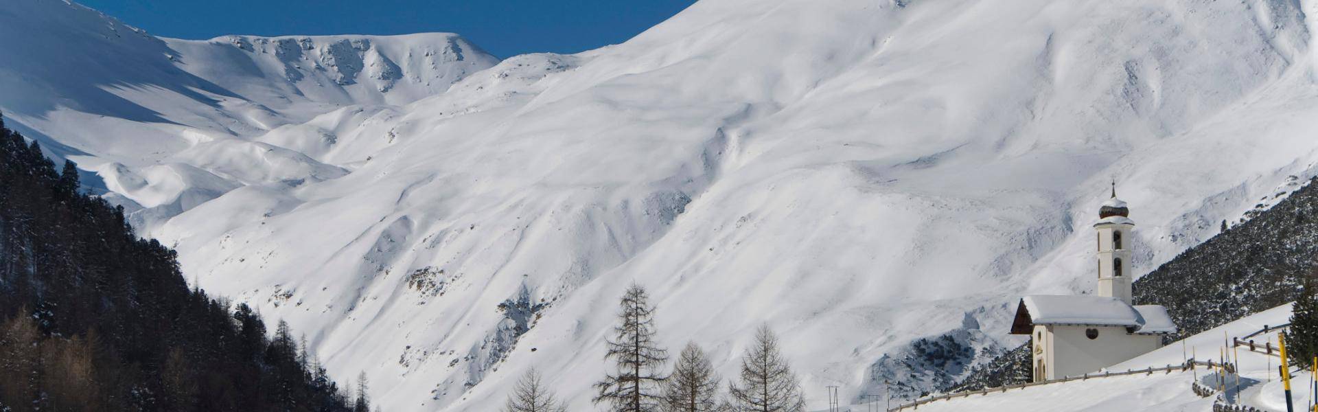 In Val Federia a passeggiare con ciaspole in mezzo alla natura innevata