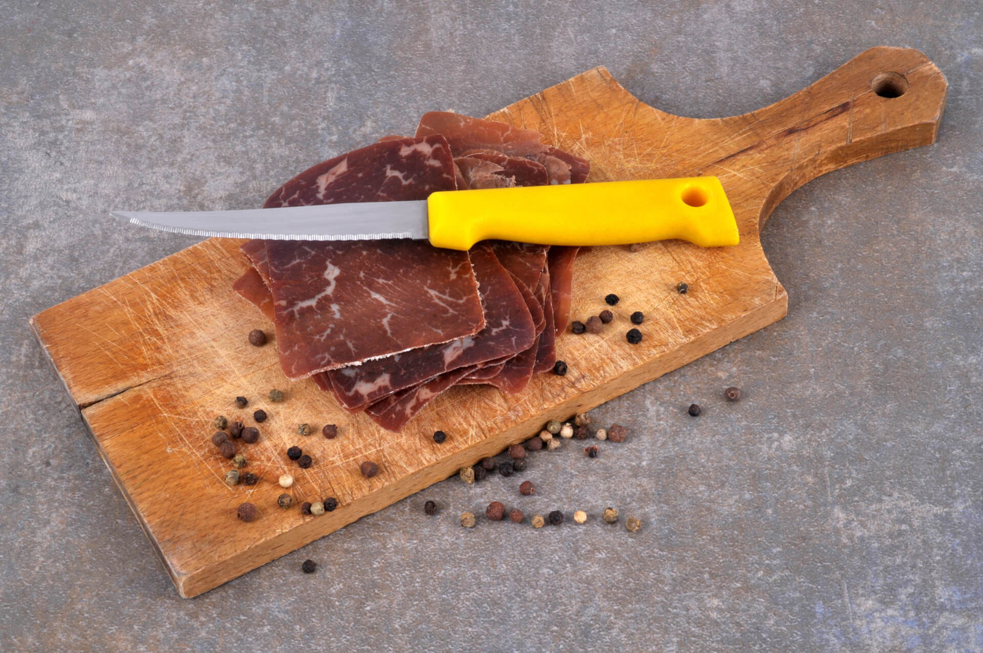 Carne secca dei Grigioni essiccata a confronto con la Bresaola valtellinese