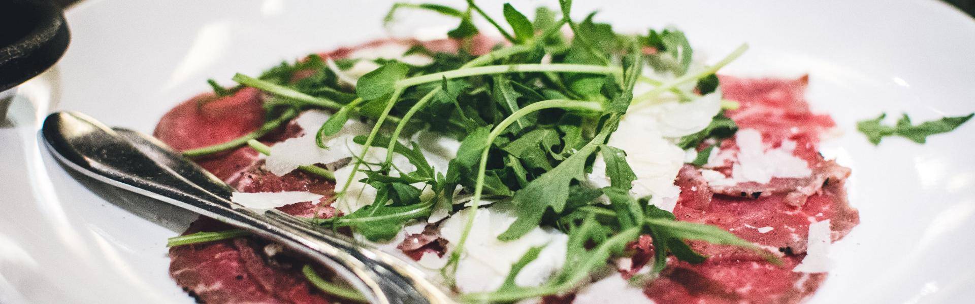 Il carpaccio è generalmente un piatto a base di carne cruda tagliata in maniera estremamente sottile