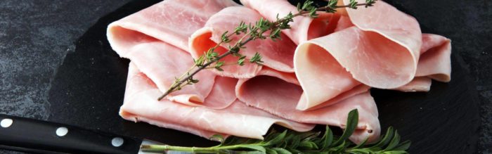 La colazione proteica con salumi fa bene alla salute e permette di iniziare la giornata con la carica giusta