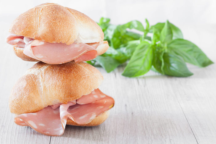 Mortadella da mangiare in gravidanza senza rischi per la salute di mamma e bambino