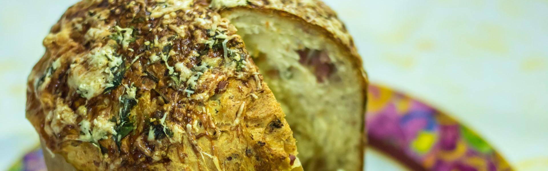 Il panettone salato con Mousse di Salumi è un'ottima idea di preparazione per pranzi e cene di Natale