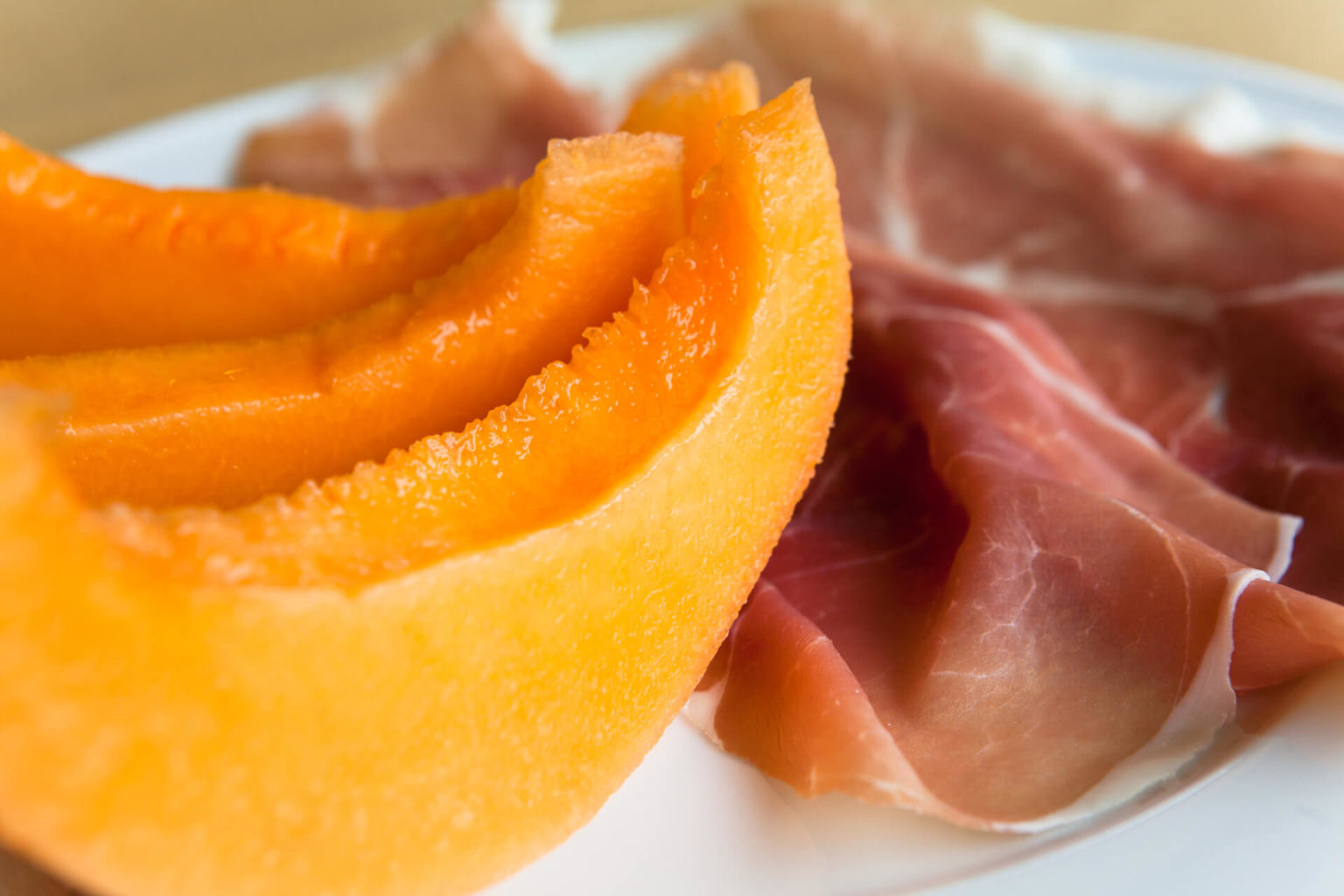 Come mangiare prosciutto e melone, il classico dell’estate Menatti