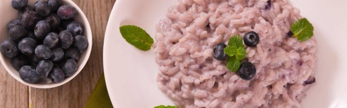 Risotto ai mirtilli e Speck ideale per unire il gusto dolce della frutta con quello salato dello speck