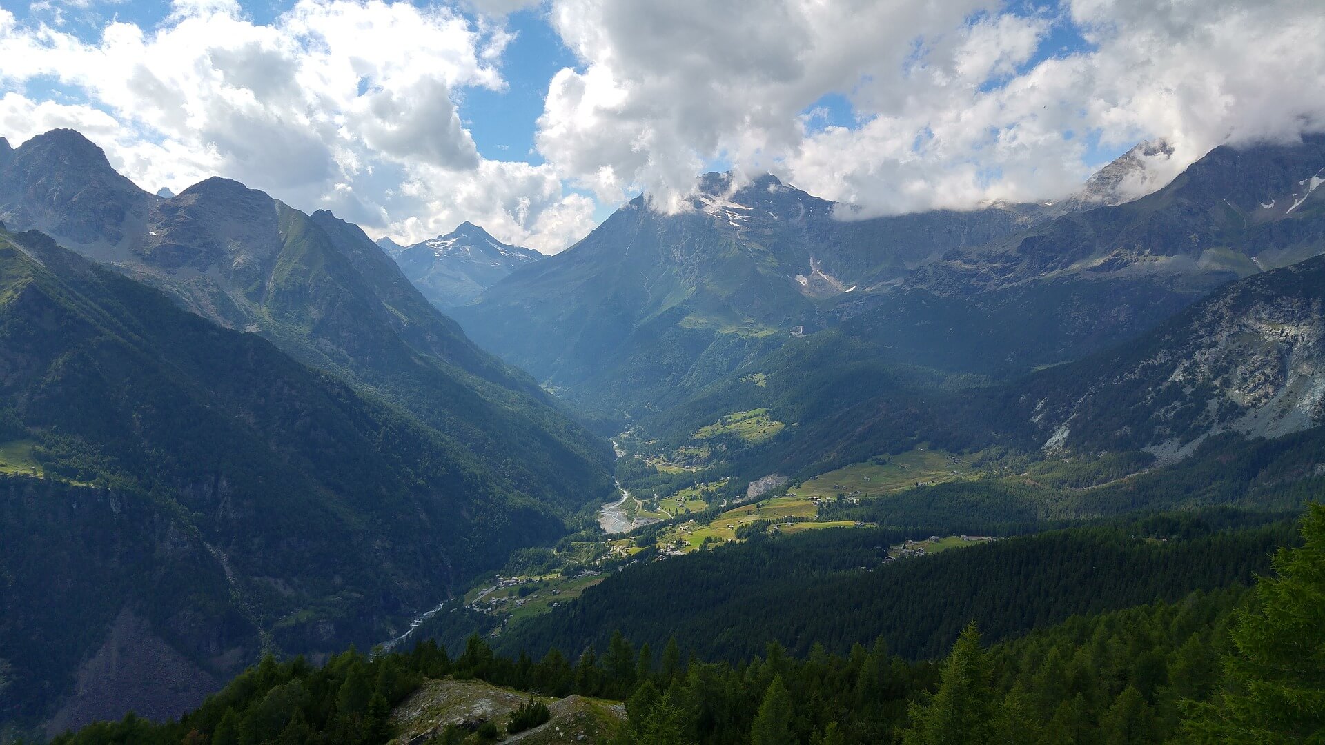 Veduta della Valmalenco con le sue escursioni