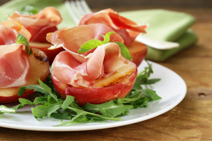 Ricetta dell'antipasto con pesche al forno e prosciutto crudo di Parma Menatti