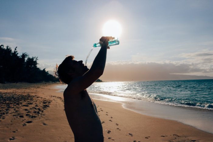 Perché bere acqua fa bene e quanta bisogna berne