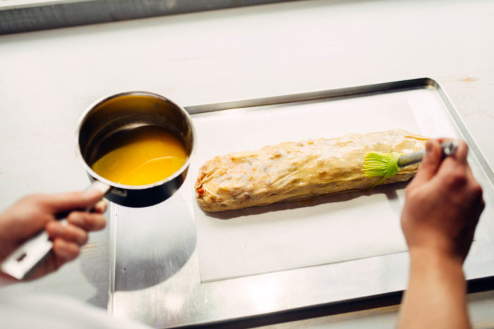 Preparazione dello strudel salato con Mortadella Menatti