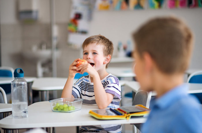 Alimentazione a scuola all'intervallo con cibo salutare