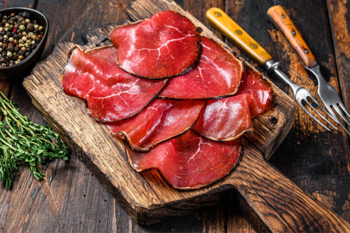 bresaola marezzata con venature bianche di grasso nella carne