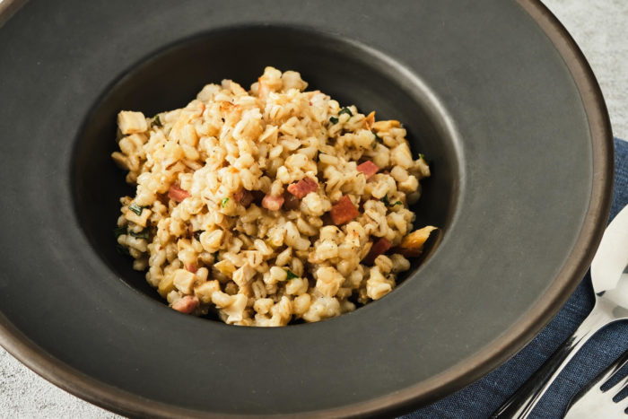 insalata d'orzo con pancetta, carote e cavoletti