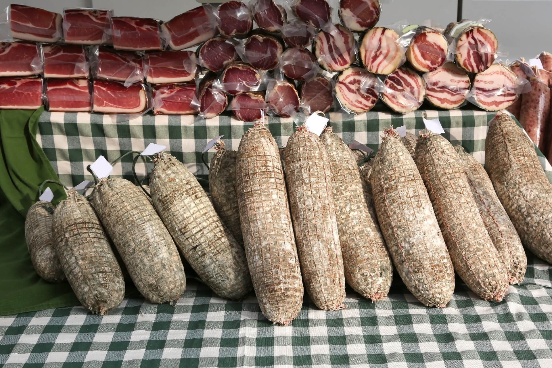 Banco di salumi in vendita: origine del nome dei salumi