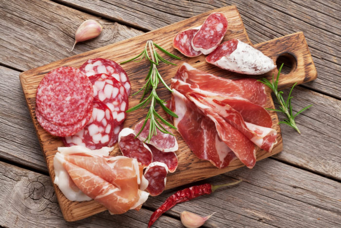 tagliere di salumi che contengono vitamina b12