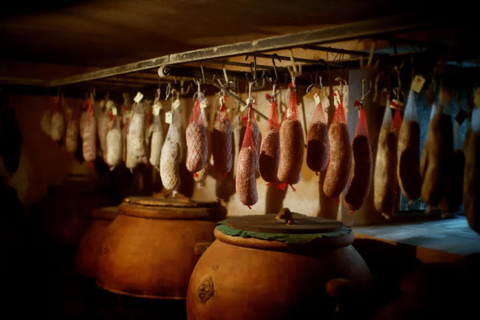 carni dei salumi: materie prime di bresaola, prosciutti e speck