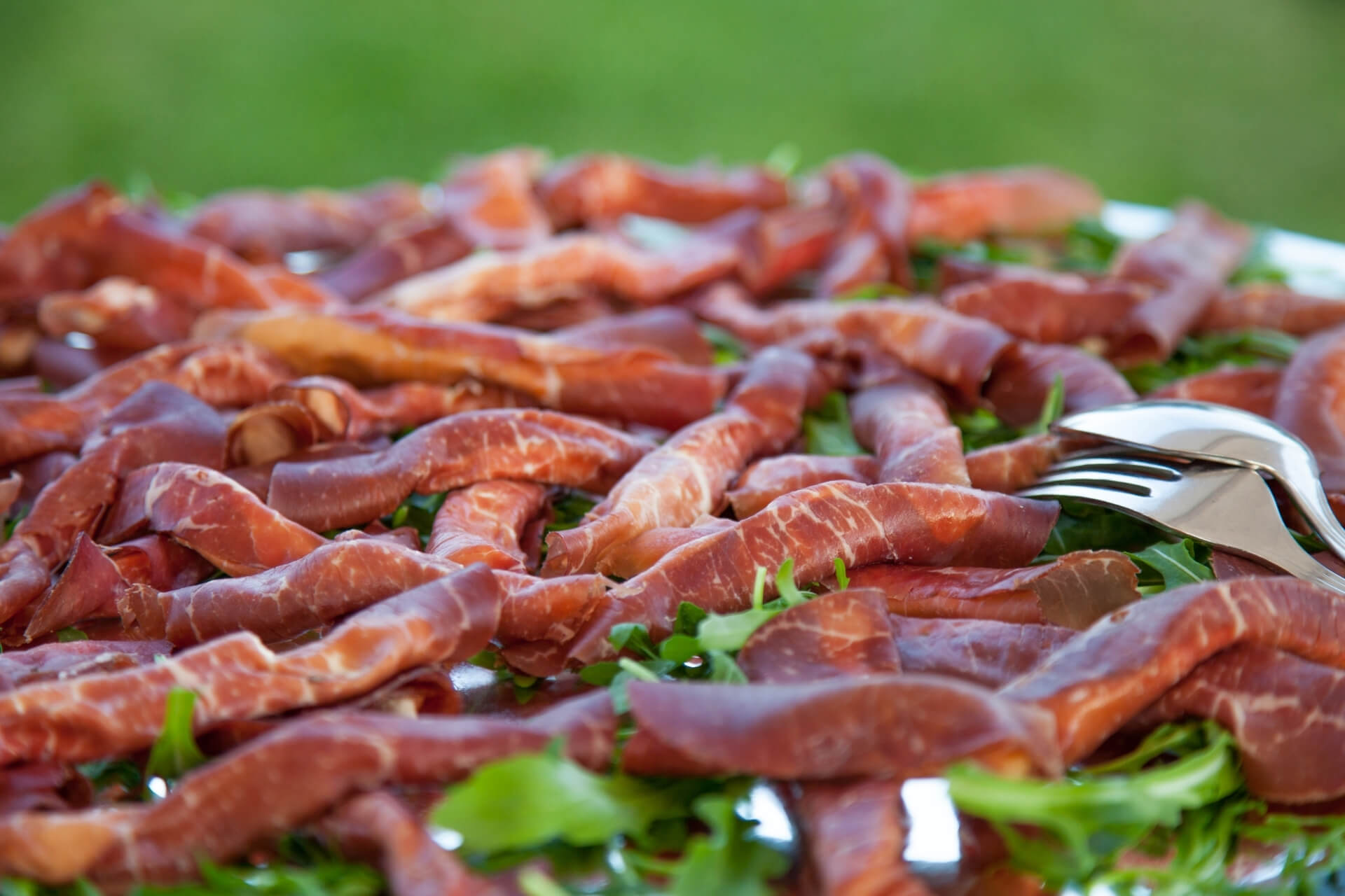 bresaola della Valtellina IGP in montagna: mangiare salumi in estate