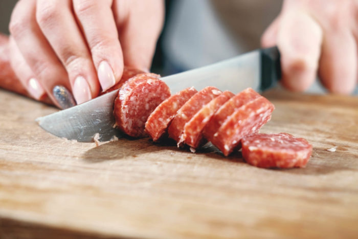 pelle del salame che viene affettato: perché toglierla