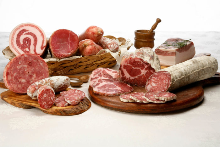 tagliere di salumi misti: profumo e aroma della carne