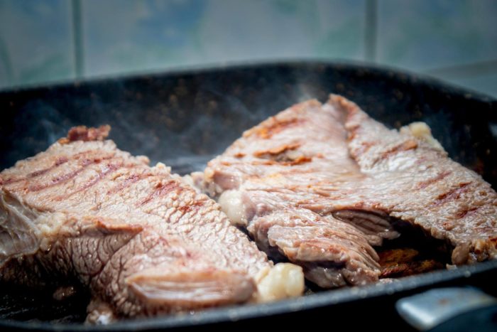 bistecca cotta ai ferri: colore della carne