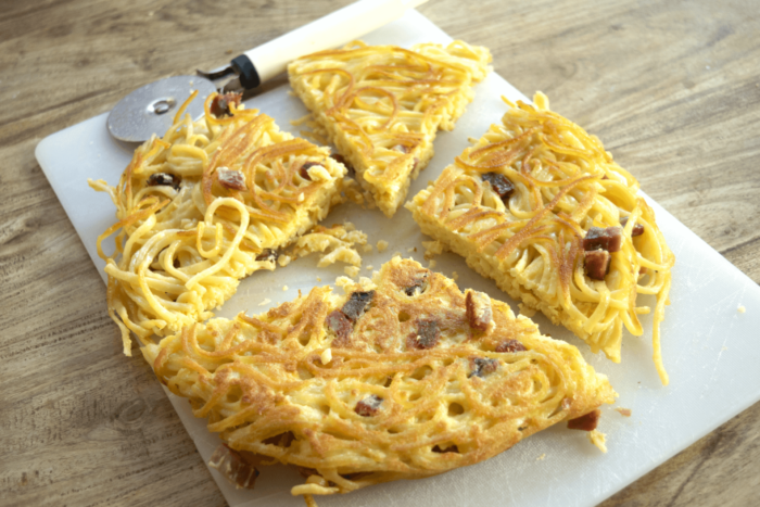 ricetta con pasta avanzata: frittata di pasta con prosciutto crudo Menatti