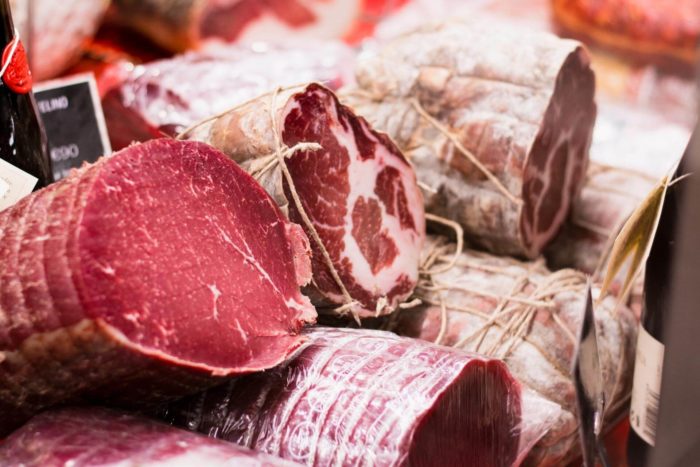 negozio di salumi italiani con origine della materia prima in etichetta