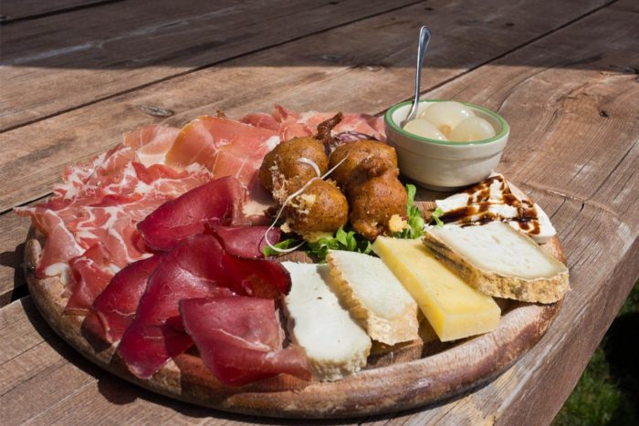 alimenti tipici della Valtellina: bresaola valtellinese, formaggi, sciatt