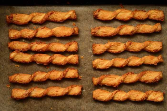 grissini arrotolati fatti in casa con pasta sfoglia e prosciutto crudo menatti