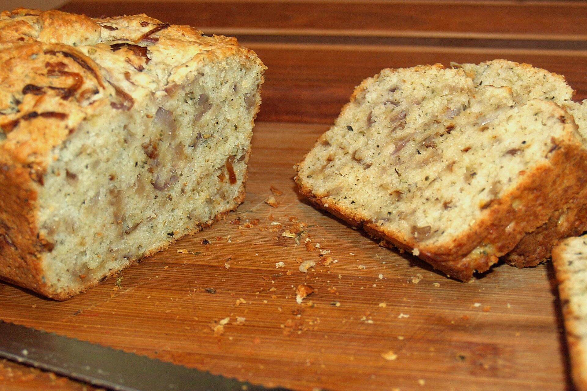 ricetta del pane fatto in casa con cipolle e pancetta