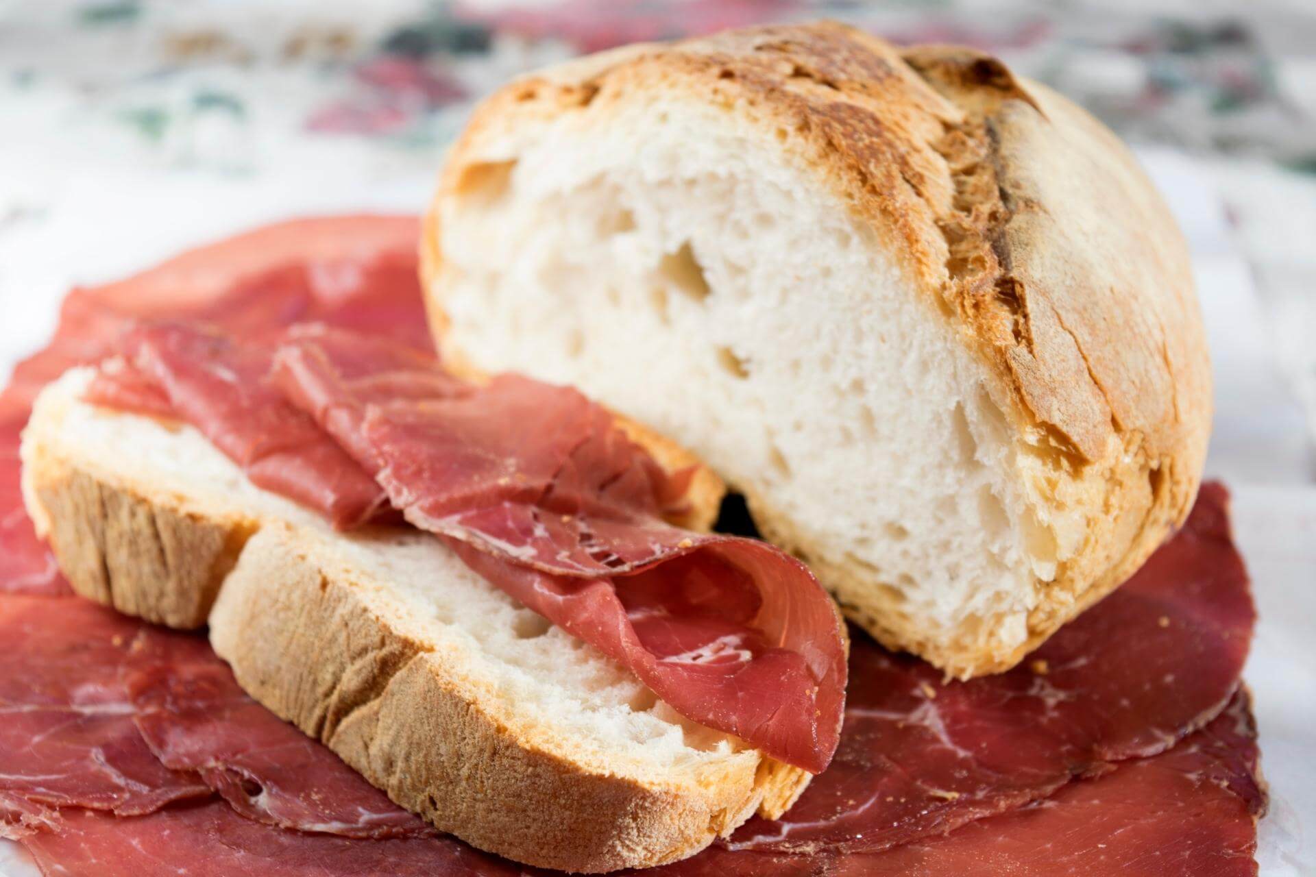 merenda con pane e bresaola