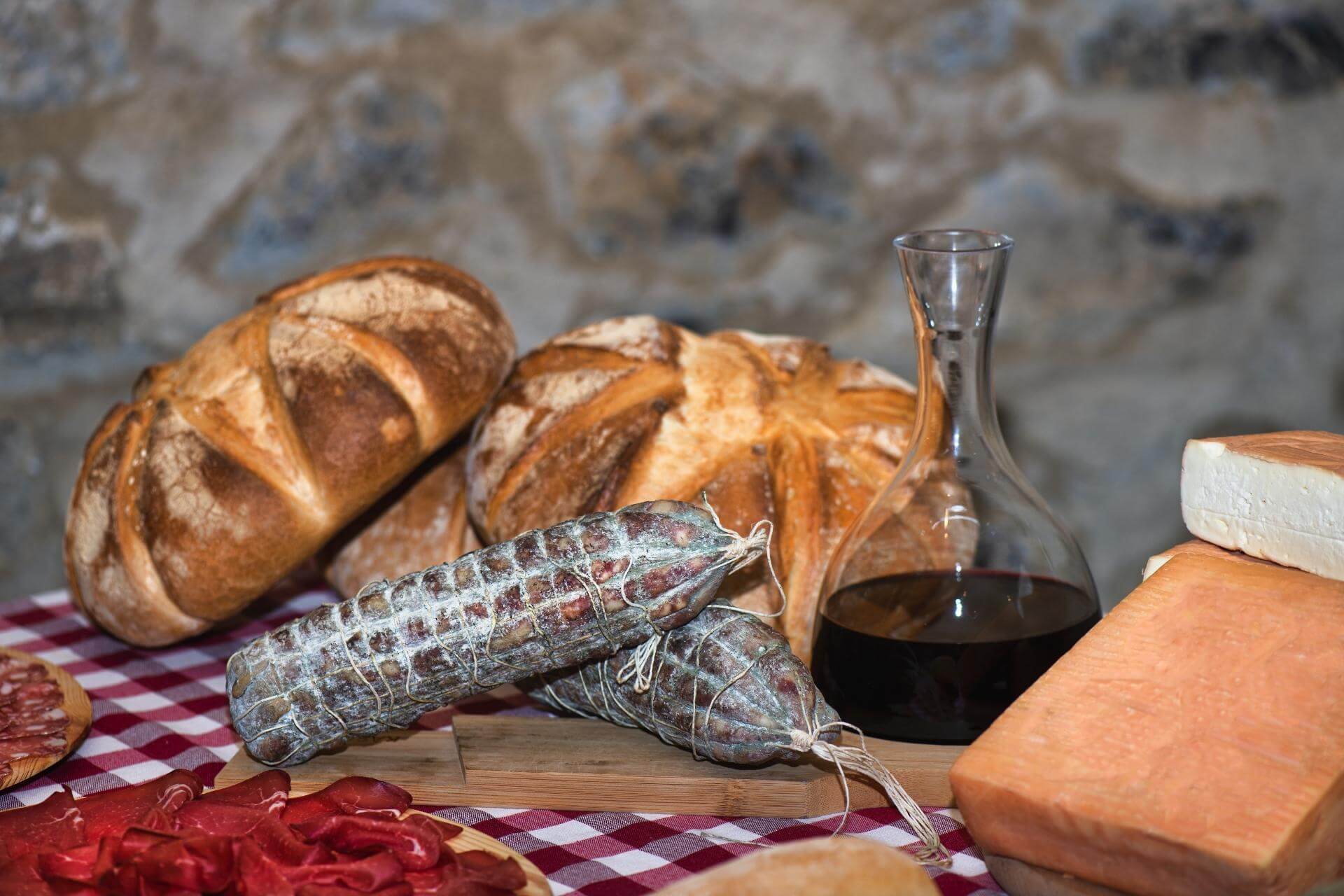 salumi valtellinesi tipici: bresaola, prosciutto e salame della valtellina