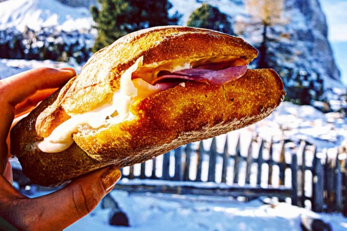 panino con salumi come pranzo durante lo sci in montagna