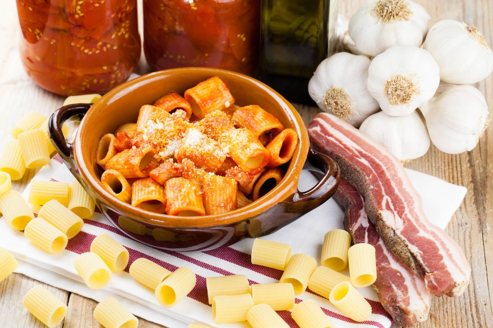 pasta alla pancetta con sugo fatto in casa - ricetta