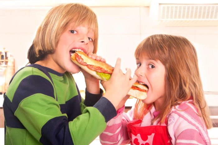 bambini che mangiano salumi e carne: alimentazione per la crescita